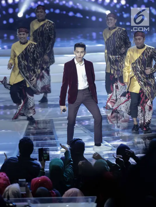Gaya penyanyi asal Malaysia, As'ad Motawh dalam malam puncak Puteri Muslimah Asia 2018 di Jakarta, Senin (7/5). As'ad Motawh membawakan lagu berjudul ‘Senyu’. (Liputan6.com/Faizal Fanani)