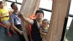 Seorang Ibu saat ingin menutup tirai untuk menyusui anaknya di dalam sebuah bus, kota Pingxiang, Provinsi Jiangxi, Cina. Beberapa kota didaerah Cina sudah menerapkan kursi khusus untuk ibu menyusui didalam angkutan umum. (shanghaiist.com)