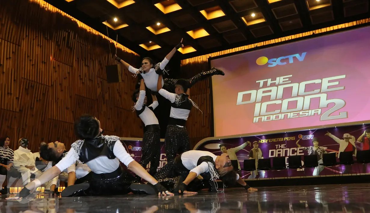 Salah satu Dance Crew menunjukkan bakat pada jumpa pres The Dance Icon Indonesia 2 di SCTV Tower, Jakarta, Rabu (2/3/2016). Sebanyak 16 Dance Crew akan kembali bersaing di The Dance Icon Indonesia 2. (Liputan6.com/Herman Zakharia)