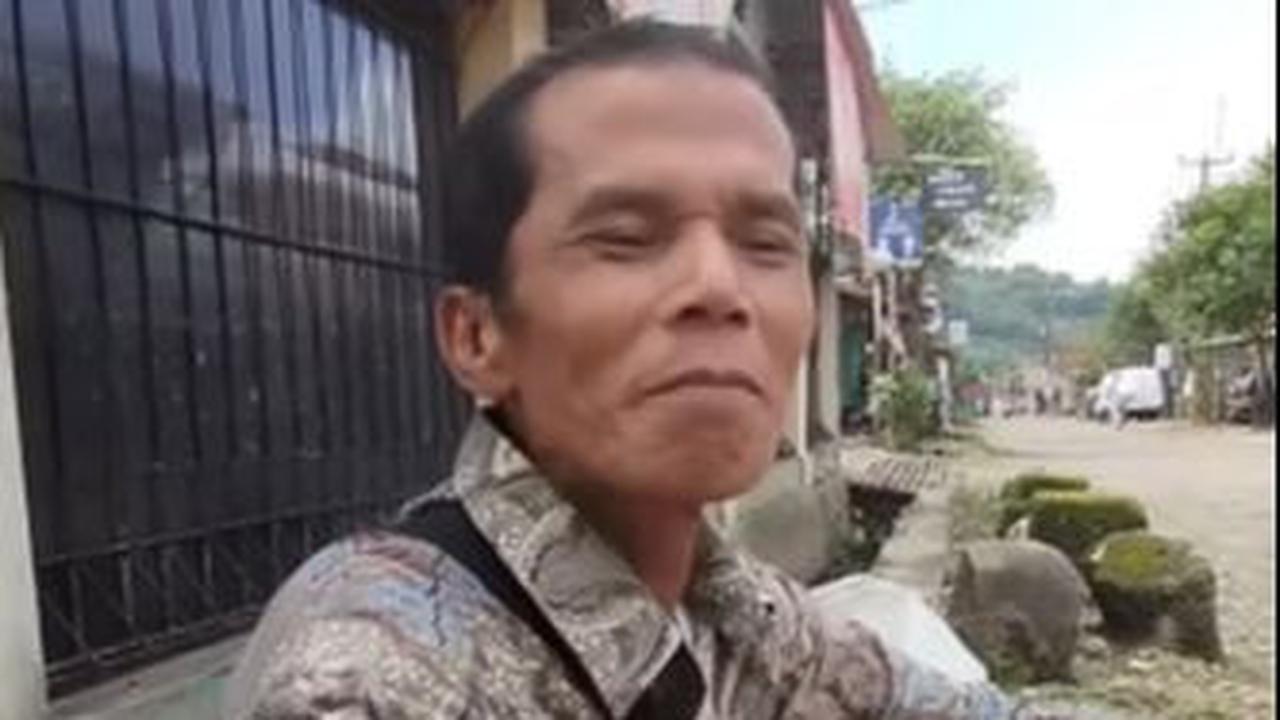 Untuk memenuhi kebutuhan hidup, ia selalu mencari rongsokan&nbsp;