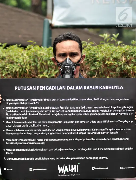 Aktivis Wahana Lingkungan Hidup Indonesia (WALHI) memakai masker ketika melakukan aksi protes pembakaran hutan di depan Kementerian Lingkungan Hidup dan Kehutanan (KLHK), Jakarta, Senin (27/8). (Merdeka.com/Iqbal S. Nugroho)