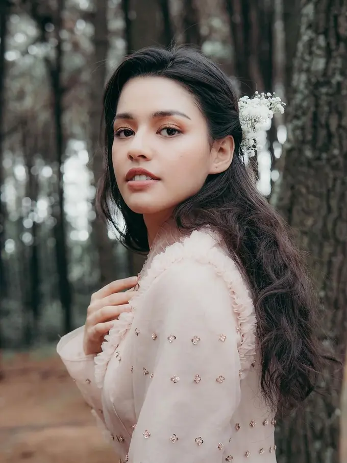 Gaya Pemotretan Susan Sameh di Hutan Pinus, Tampil Memukau