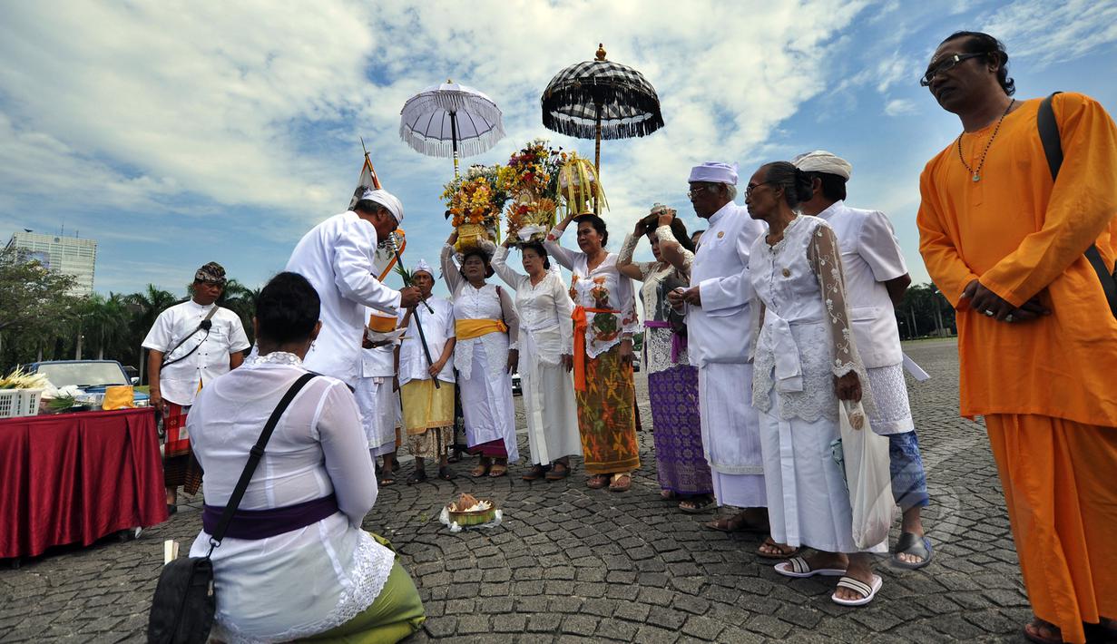 Umat Hindu melakukan persiapan upacara Tawur Agung Kesanga di Silang Monas, Jakarta, Jumat (20/3/2015). Upacara Tawur Agung Kesanga tersebut untuk membersihkan jagat raya sebelum pelaksanaan Nyepi esok harinya.    (Liputan6.com/Faizal Fanani) 
