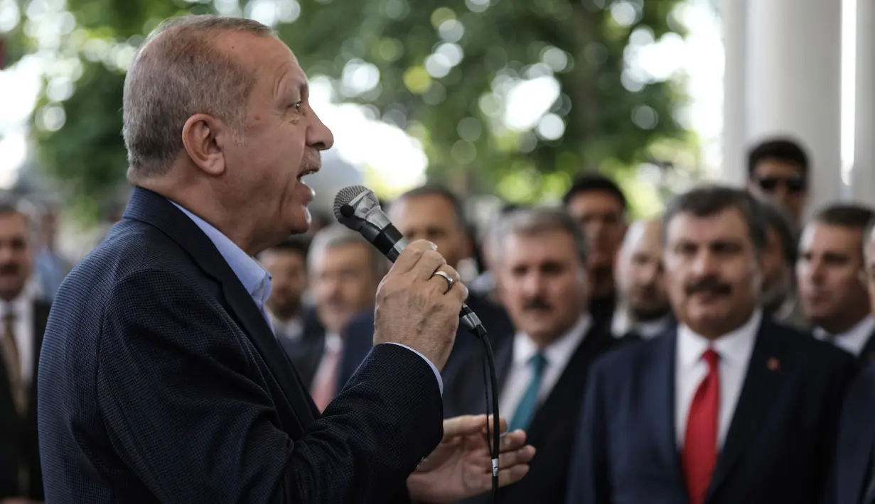 Presiden Turki Recep Tayyip Erdogan berbicara usai menunaikan salat gaib untuk mantan Presiden Mesir Mohammed Morsi di Masjid Fatih, Istanbul, Selasa (18/6/2019). Erdogan mengutuk otoritas Mesir yang memakamkan Morsi secara diam-diam. (AP Photo/Emrah Gurel)