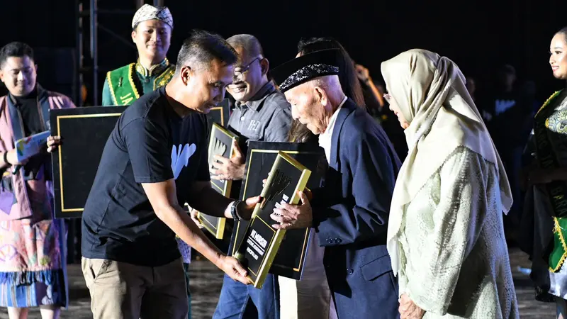 Lifetime Achievement kepada Nike Ardilla