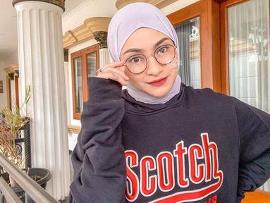 Sejak memutuskan untuk memeluk agama Islam dan berhijab, Nathalie Holscher diketahui semakin anggun dalam berpenampilan. Ibu satu anak ini pun kerap membagikan gaya OOTD di Instagram pribadinya.(Liputan6.com/IG/@nathalieholscher)
