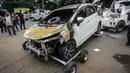 Mobil yang rusak pascapenyerangan di Polsek Ciracas, Jakarta, Sabtu (29/8/2020). Polsek Ciracas  diserang oleh sejumlah orang tak dikenal pada Sabtu (29/8) dini hari. (Liputan6.com/Faizal Fanani)