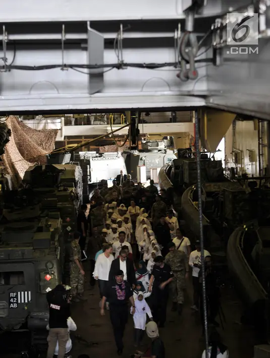 Anak-anak panti asuhan Nuruz Zahroh berada di kapal perang HMS Albion milik Inggris di Pelabuhan Tanjung Priok, Jakarta, Minggu (22/4). Dalam kunjungannya, anak-anak tersebut berkesempatan melihat bagian dalam kapal. (Merdeka.com/Iqbal S. Nugroho)
