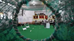 Seorang warga memberikan hak pilihnya di tempat pemungutan suara yang didirikan di fasilitas pelatihan klub bisbol sekolah selama pemilihan presiden di Seoul, Korea Selatan pada 3 Juni 2025. (ANTHONY WALLACE/AFP)