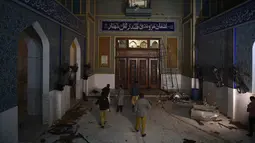 Personel keamanan Pakistan memeriksa lokasi serangan bom di tempat suci Lal Shahbaz Qalandar di Provinsi Sindh, Kamis (16/2). Kelompok Daulah Islamiyah Irak dan al-Syam (ISIS) mengaku bertanggung jawab atas serangan mematikan itu. (YOUSUF NAGORI/AFP)