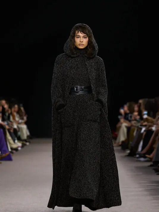 Dalam koleksi ini, redingote klasik mendapatkan interpretasi baru dengan lapisan quilted yang dapat dilepas serta lengan berbahan kulit atau shearling untuk memberikan fleksibilitas dan tekstur yang kaya. [Dok/MaxMara].