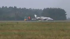 Pesawat Cessna 560XL yang terbakar saat mendarat terlihat di Bandara Aarhus di Tirstrup (6/8/2019). Penyanyi Pink yang usai mengadakan konser di Oslo malam termasuk di antara 10 penumpang dan awak berada di dalam pesawat tersebut. (Oexenholt Foto/Ritzau Scanpix/AFP)