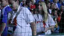 Tak hanya supporter yang cantik, ternyata panitia stadion juga memiliki paras yang jelita