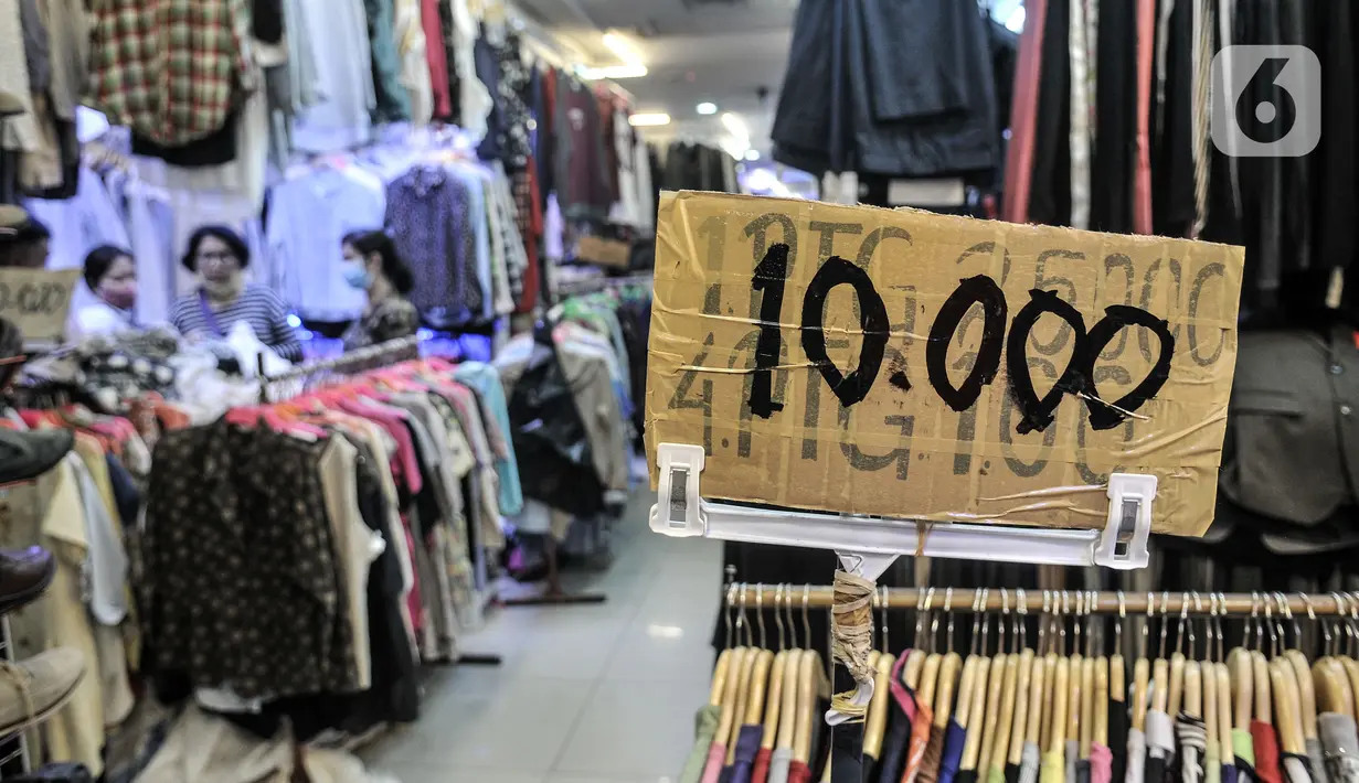 Potongan kardus bertuliskan harga pakaian bekas impor terlihat di Pasar Senen, Jakarta, Kamis (4/3/2021). Sepinya penjualan diperparah dengan rumor pakaian bekas impor berpotensi menyebarkan virus COVID-19. (merdeka.com/Iqbal S. Nugroho)