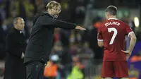 Pelatih Liverpool, Juergen Klopp (kiri) memberikan arahan kepada James Milner saat melawan Maribor pada laga Liga Champions grup E di Stadion Anfield, Liverpool, (1/11/2017). Liverpool menang 3-0. (AP/Rui Vieira)