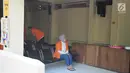 Terdakwa kasus penyebaran berita bohong atau hoaks, Ratna Sarumpaet saat menunggu di TPS 15 rutan Polda Metro Jaya, Rabu (17/4). Ratna Sarumpaet tiba mengenakan baju tahanan berwarna oranya, kemeja putih serta jeans berwarna biru. (Liputan6.com/Herman Zakharia)