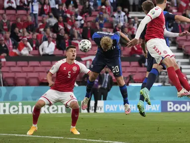 Penyerang timnas Finlandia, Joel Pohjanpalo (tengah) mencetak gol pembuka untuk timnya ke gawang Denmark pada laga Grup B Euro 2020 di Parken Stadium, Sabtu (12/6/2021). Selain tumbang 0-1, tuan rumah juga terpukul menyusul insiden yang melibatkan Christian Eriksen. (AP Photo/Martin Meissner, Pool)