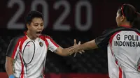 Reaksi ganda putri Indonesia Apriyani Rahayu (kiri) dan Greysia Polii saat melawan Chen Qing Chen dan Jia Yi Fan dari China pada final badminton ganda putri Olimpiade Tokyo 2020 di Musashino Forest Sport, Senin (2/8/2021). Greysia / Apriyani menang 21-19 dan 21-15. (Alexander NEMENOV/AFP)