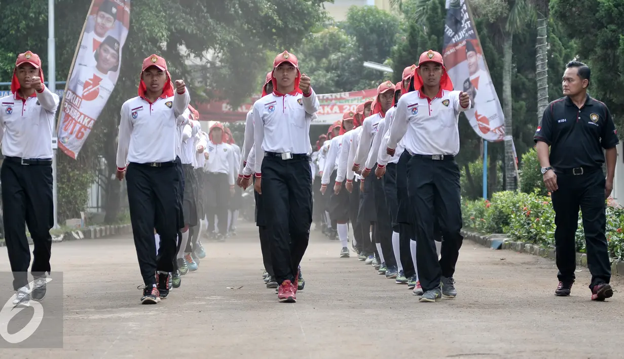 Anggota Pasukan Pengibar Bendera Pusaka (Paskibraka) berlatih di Lapangan Pusat Pemberdayaan Pemuda dan Olahraga Nasional (PP PON) Cibubur, Jakarta, Kamis (11/8). (Liputan6.com/Yoppy Renato)