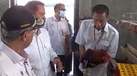Wakil Menteri Pertanian Harvick Hasnul Qolbi saat kunjungan kerja ke Kantor Balai Pengujian Standar Instrumen Unggas dan Aneka Ternak di Ciawi, Bogor, Rabu (31/5/2023). (Achmad Sudarno/Liputan6.com)