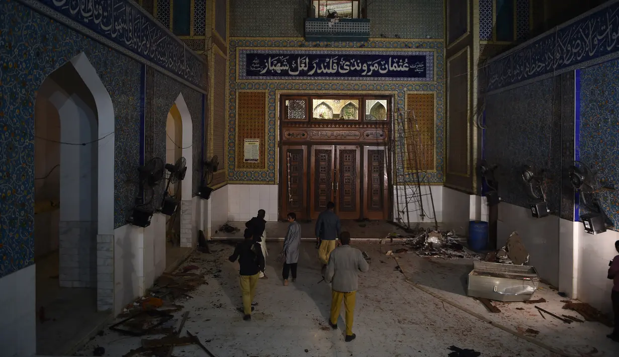 Personel keamanan Pakistan memeriksa lokasi serangan bom di tempat suci Lal Shahbaz Qalandar di Provinsi Sindh, Kamis (16/2). Kelompok Daulah Islamiyah Irak dan al-Syam (ISIS) mengaku bertanggung jawab atas serangan mematikan itu. (YOUSUF NAGORI/AFP)