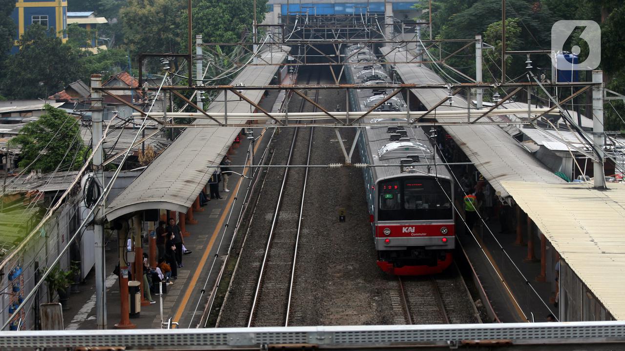 Keterlambatan KRL Rangkasbitung Akibat Kebakaran Lahan di Jalur KA