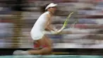 Aksi petenis Inggris Raya, Johanna Konta mengejar bola saat melawan petenis Rumania, Simona Halep pada perempat final tunggal putri Wimbledon 2017 di The All England Lawn Tennis Club, Wimbledon, London, (11/7/2017). (AFP/Adrian Dennis)