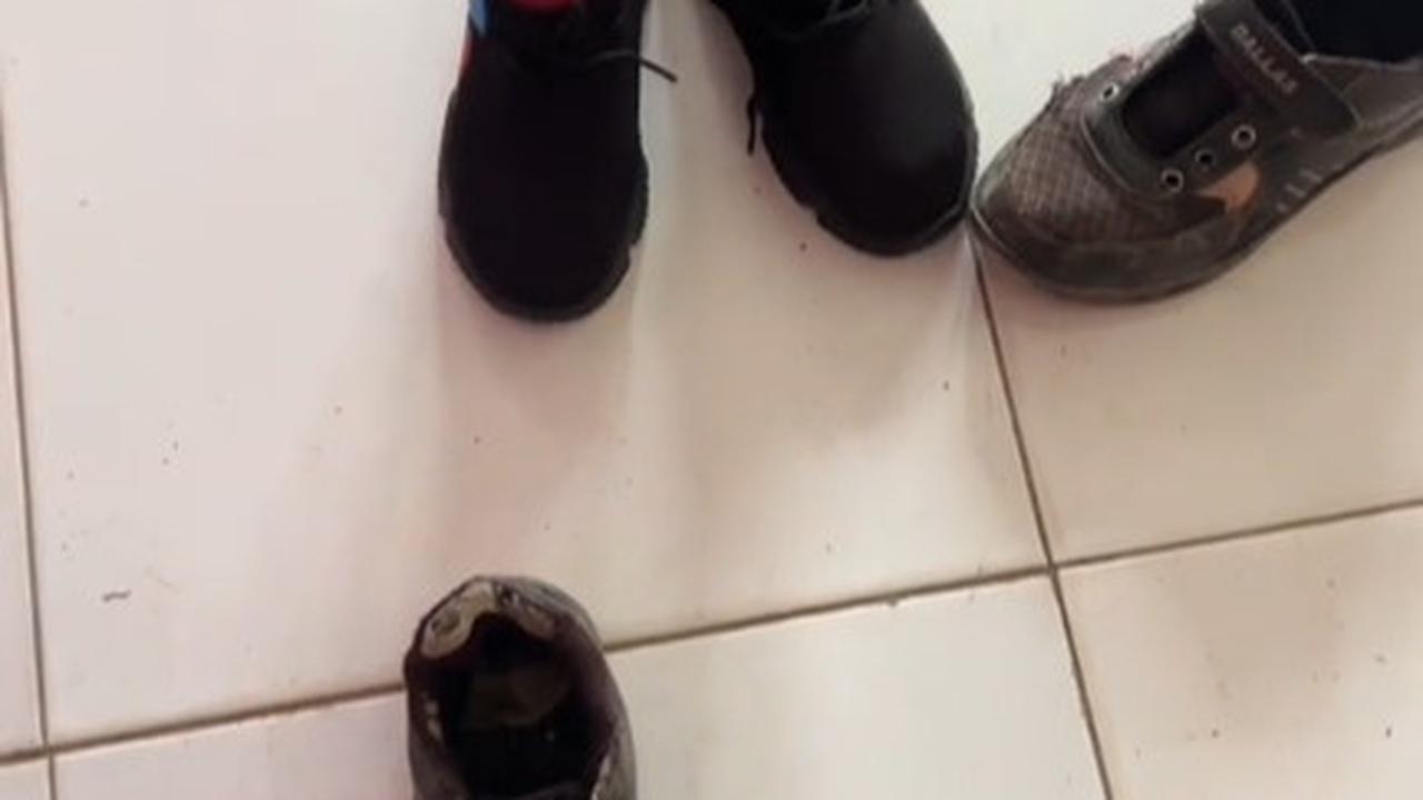 Temukan Murid yang Punya Sepatu Rusak di Sekolah, Momen Guru Langsung Berikan Hadiah Ini Banjir Pujian