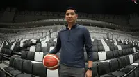 Ketua Panitia Pelaksana Lokal (LOC) FIBA World Cup 2023, Budi Satrio Djiwandono, saat meninjau persiapan FIBA Basketball World Cup 2023 di Indonesia Arena, Jakarta, Selasa (26/7/2013). (Bola.com/Bagaskara Lazuardi)