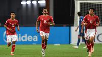 Pemain Indonesia Ricky Richardo Kambuaya (tengah) merayakan golnya ke gawang Thailand bersama rekan setimnya Pratama Arhan Alif Rifai (kiri) dan Rachmat Irianto pada pertandingan sepak bola leg kedua final Piala AFF 2020 di National Stadium, Singapura, Sabtu (1/1/2022). (Roslan RAHMAN/AFP)