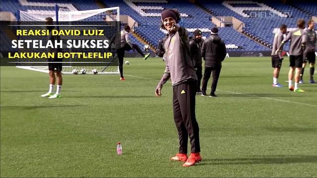 Bagaimana reaksi David Luiz setelah berhasil melakukan challenge bottleflip?
