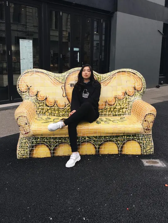 Pemilik suara emas yang satu ini juga sering banget tampil anggun saat bernyanyi di panggung. Di kehidupannya sehari-hari, ia justru lebih senang bergaya kasual dengan sneakers dan gaya sportynya. (Instagram)