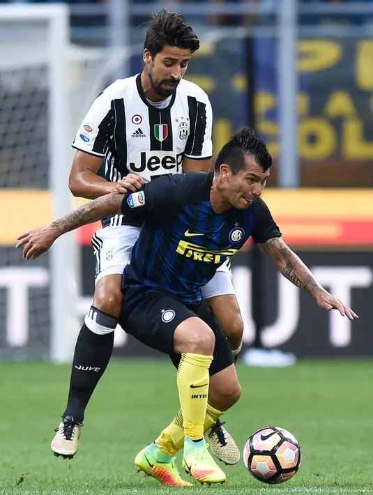 Bek Inter Milan, Gary Medel berusaha mengontrol bola dari kawalan gelandang Juventus, Sami Khedira pada liga Italia di Stadion San Siro, Milan, (19/9). Inter Milan menang atas Juventus dengan skor 2-1. (Reuters/Giorgio Perottino)