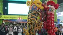Barongsai beraksi di peron Stasiun Gambir, Jakarta, Sabtu (25/1/2020). PT Kereta Api Indonesia (Persero) Daop 1 Jakarta mengadakan pertunjukkan Barongsai itu dalam rangka memeriahkan perayaan Tahun Baru Imlek 2571/2020 yang bertepatan dengan Tahun Tikus Logam. (Liputan6.com/Herman Zakharia)