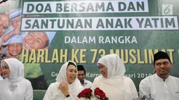 Ketua Umum Muslimat NU Khofifah Indar Parawansa (dua kanan) bersama Ketua Panitia Harlah ke-73 Muslimat NU Yenny Wahid (dua kiri) saat menghadiri doa bersama dan santunan anak yatim di kompleks SUGBK, Jakarta, Sabtu (26/1). (Liputan6.com/Herman Zakharia)