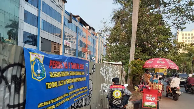 Deretan lapak kaki lima berjejer sepanjang jalan kurang lebih 500 meter.
