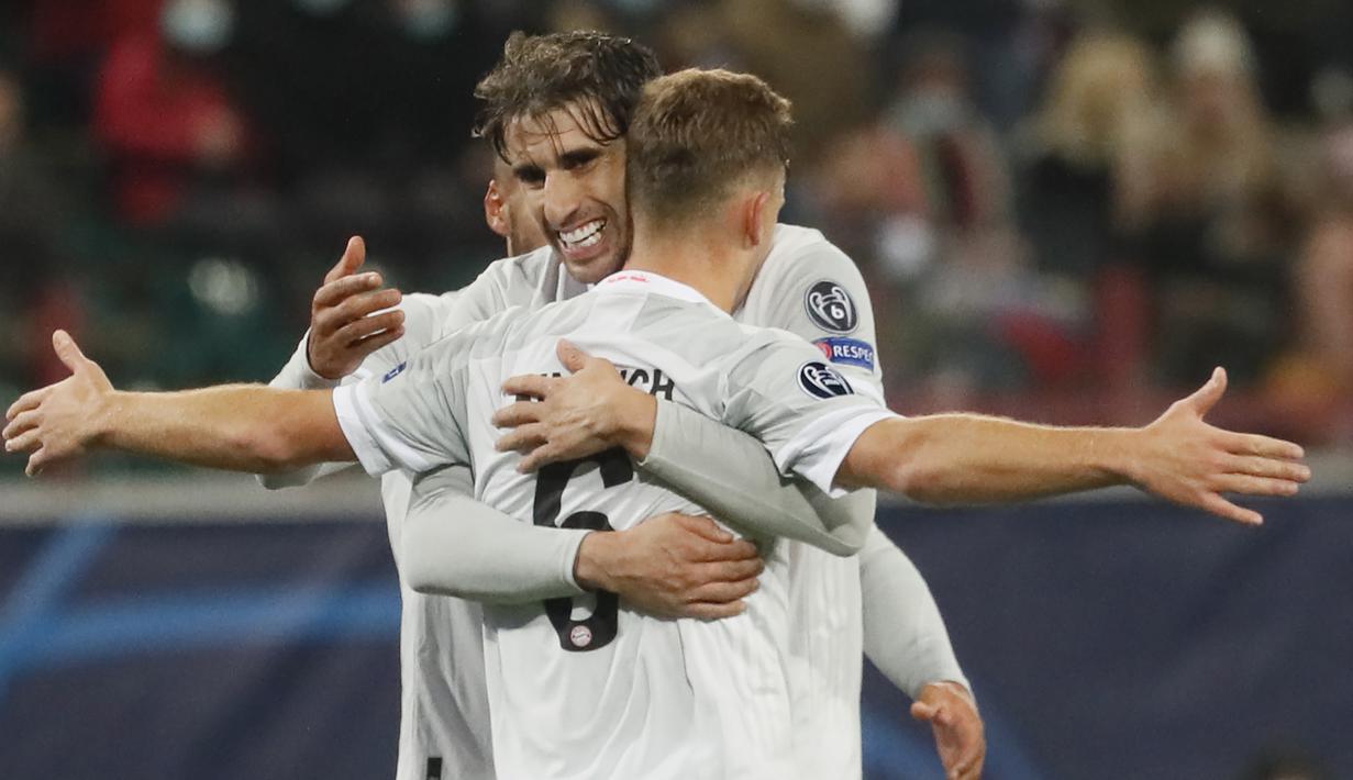 Gelandang Bayern Munchen, Joshua Kimmich, merayakan gol yang dicetaknya ke gawang Lokomotiv Moscow pada laga lanjutan Liga Champions 2020/2021 di RZD Arena, Rabu (28/10/2020) dini hari WIB. Bayern Munchen menang 2-1 atas Lokomotiv. (AFP/Maxim Shipenkov/pool)