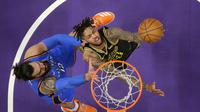 Pemain Lakers Brandon Ingram mencoba melakukan layup (AP)