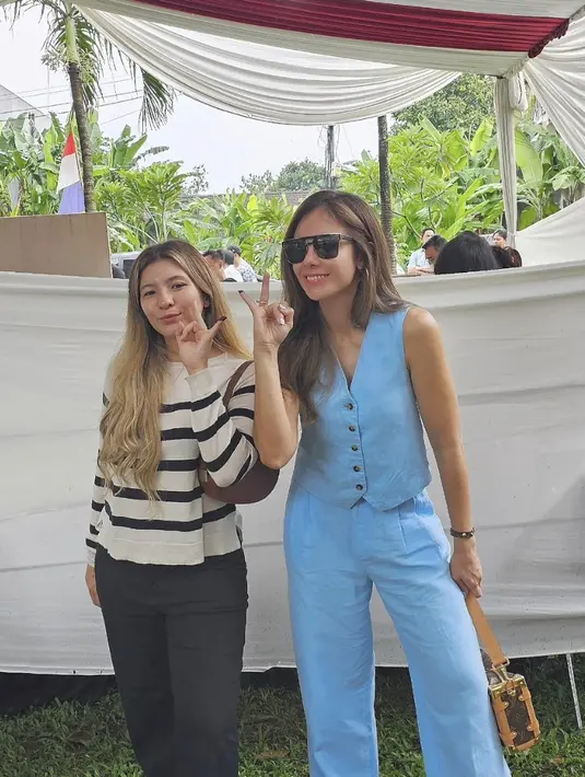 Pada pemilu kemarin, Wulan Guritno tampak mengenakan one set biru. ementara Shalom tampil santai dengan knitwear. [Foto: Instagram/ Wulan Guritno]
