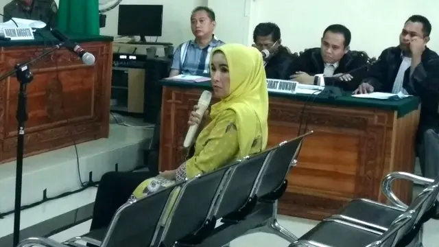 Bersaksi di Sidang Gubernur Bengkulu dan Istri Mengelak Fakta