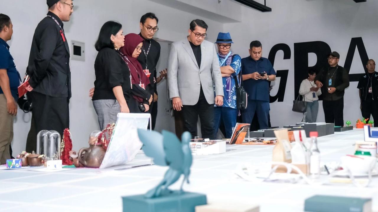 Menteri Ekonomi Kreatif/Kepala Badan Ekonomi Kreatif Teuku Riefky Harsya secara resmi membuka ADGI (Asosiasi Desain Grafis Indonesia) Design Week 2025.
