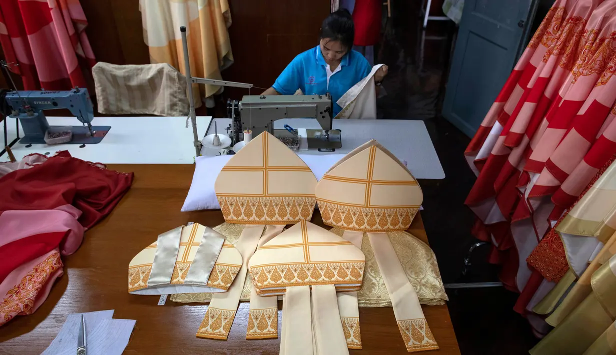 Penjahit menyelesaikan pembuatan jubah yang akan digunakan Paus Fransiskus saat mengunjungi Thailand, Bangkok, Jumat (8/11/2019). Jubah tersebut nantinya akan menghiasi Paus Fransiskus pada dua misa umum di hadapan puluhan ribu jemaat. (AP Photo/Gemunu Amarasinghe)