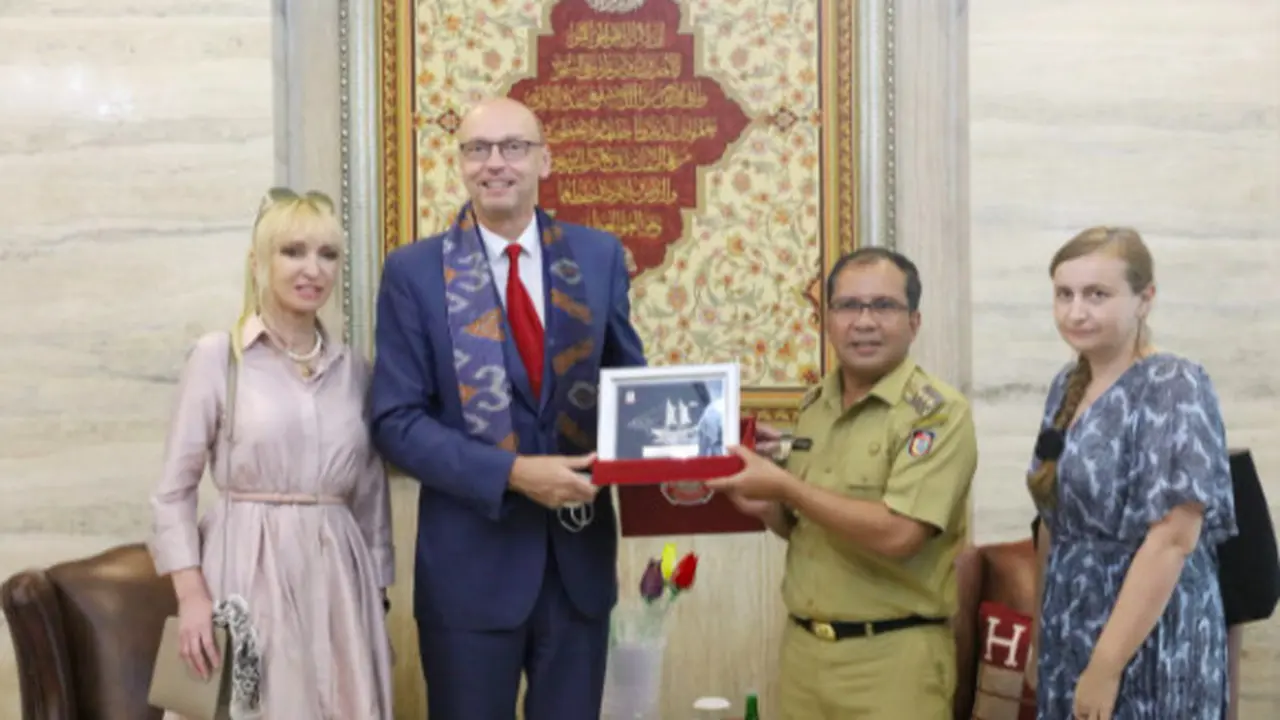 Duta Besar Republik Ceko Jaroslav Dolecek saat bertemu Danny Pomanto (Liputan6.com)