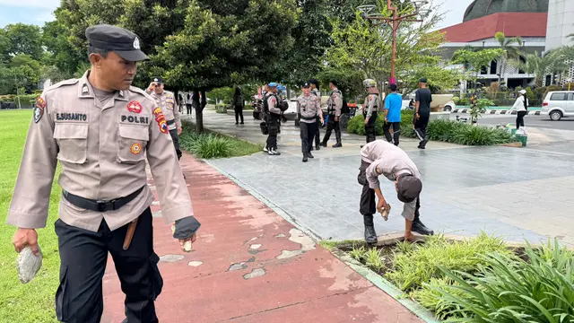Polisi sweepin di alun-alun Pati
