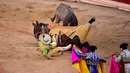 Matador Spanyol terjatuh dari kudanya saat seekor banteng menyeruduknya dalam Festival San Fermin, Pamplona, Spanyol, Selasa (9/7/2019). (AP Photo/Alvaro Barrientos)