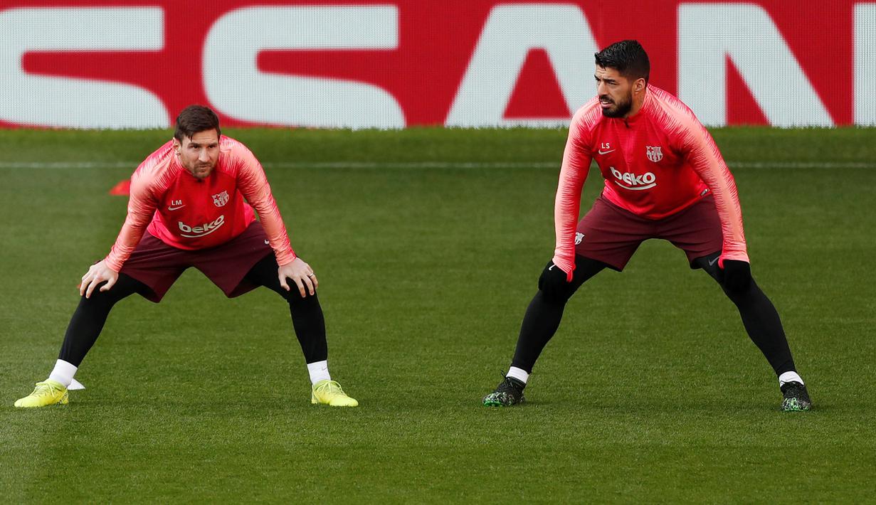 Pemain Barcelona Lionel Messi (kiri) dan Luis Suarez berlatih bersama jelang menghadapi Manchester United (MU) pada leg pertama perempat final Liga Champions 2018/19 di Old Trafford, Manchester, Inggris, Selasa (9/4). (Reuters/Lee Smith)