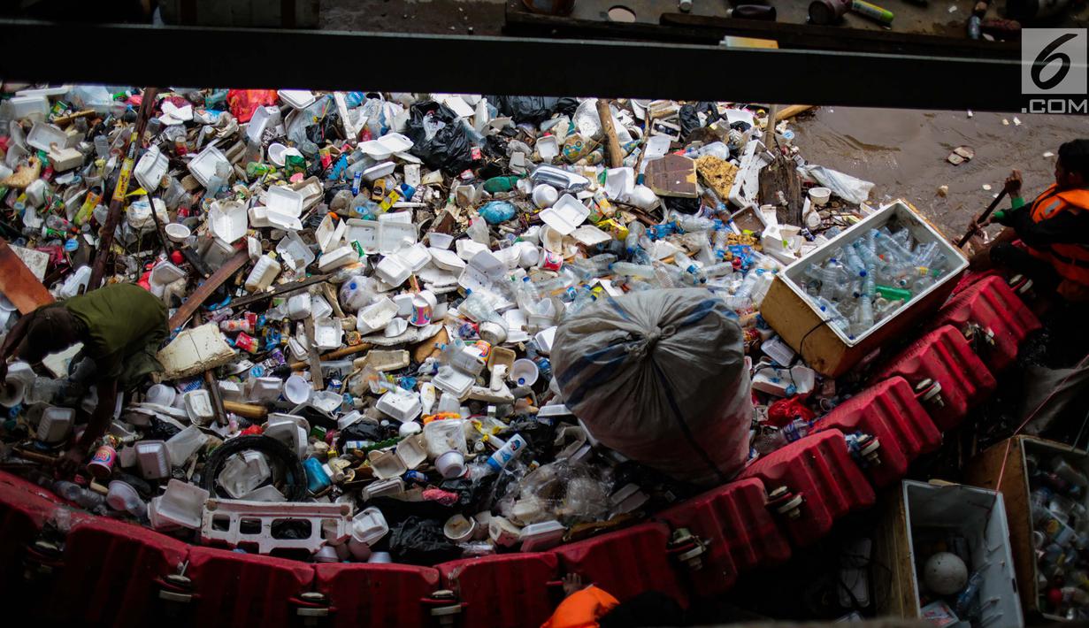 Pekerja memilah sampah saat pembersihan sampah di pintu air Manggarai, Jakarta, Selasa (4/12). Pembersihan dilakukan untuk melancarkan aliran sungai dan mencegah datangnya banjir saat memasuki musim hujan di wilayah tersebut. (Liputan6.com/Faizal Fanani)