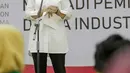 Menko PMK Puan Maharani memberi sambutan dalam penandatanganan beasiswa Teladan Tanoto Foundation di Kantor Kemenko PMK di Jakarta, Selasa (5/3). Puan memberi motivasi kepada 150 mahasiswa penerima program tersebut. (Liputan6.com/Faizal Fanani)