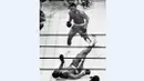  Muhammad Ali harus mencium kanvas setelah kalah dari juara dunia kelas berat, Joe Frazier, dalam laga bertajuk Match of the Century di Madison Square Garden, New York, AS. (8/3/1971). (AFP)