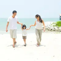 Ilustrasi liburan keluarga. (c) yongtick/Depositphotos